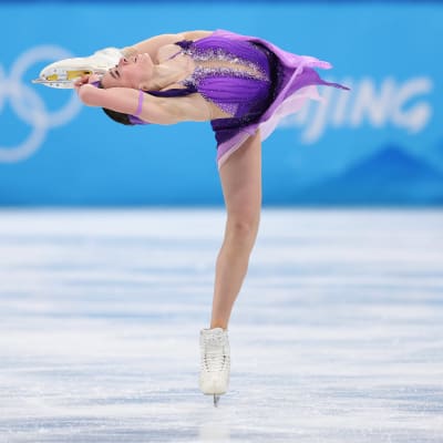 Kamila Valijeva tekee vaikeaa piruettia jäällä.