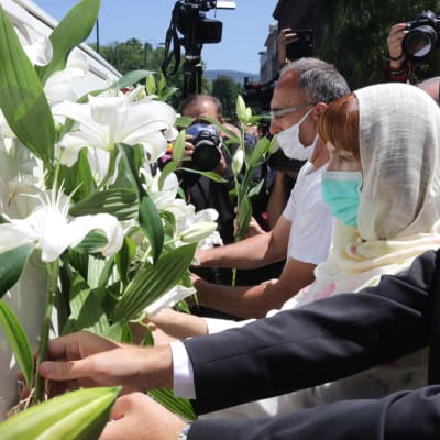 Ihmiset muistivat Srebrenican verilöylyssä kuolleita Bosnia ja Hertsegovinan pääkaupungissa Sarajevossa 9. heinäkuuta 2020. Yhdeksän uutta uhria on tunnistettu ja heidät haudataan Potacarin muistohautausmaalle.