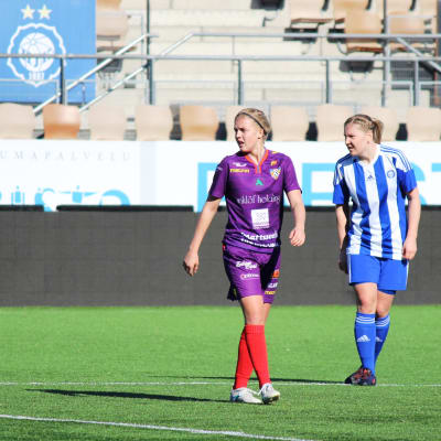 Åland Uniteds Isabella Mattsson och HJK:s Maiju Hirvonen följer med spelet i ligamatchen våren 2018.