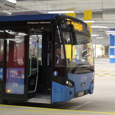 buss i nybyggd bussterminal i mattby i esbo