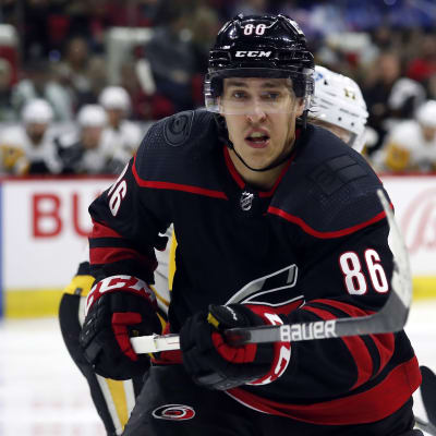 Teuvo Teräväinen Carolina Hurricanesin paidassa.