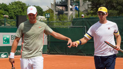 Tennispelaajat Henri Kontinen ja John Peers juhlivat voittoa Ranskan avoimessa tennisturnauksessa.