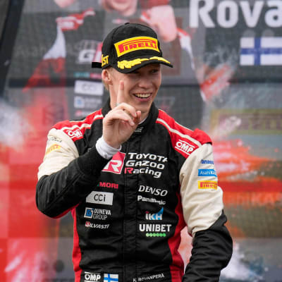 Kalle Rovanperä firar på prispallen.