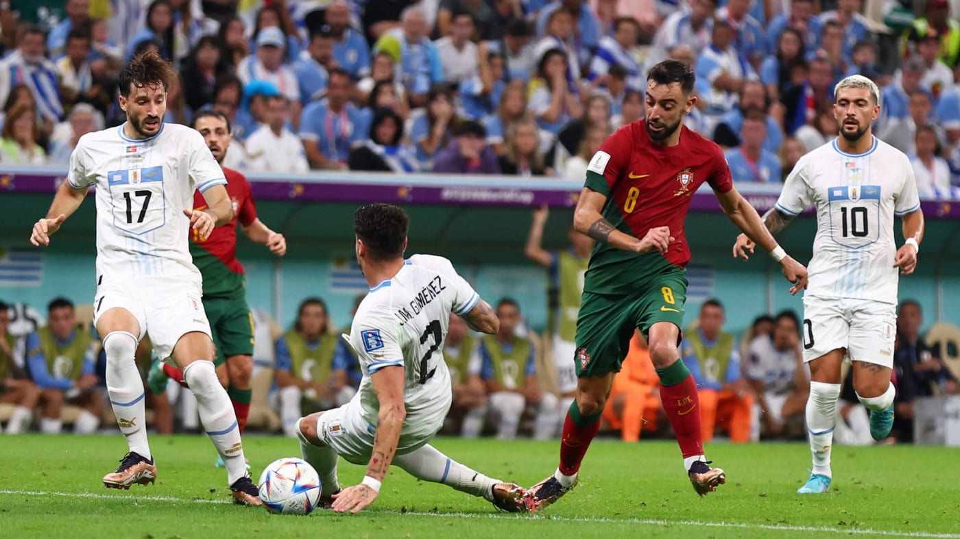 Jose Maria Jimenez prende la palla con la mano.