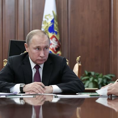 Rysslands president Vladimir Putin och försvarsminister Sergej Shoigu vill utveckla nya missiler när INF-avtalet upphör att gälla om ett halvår