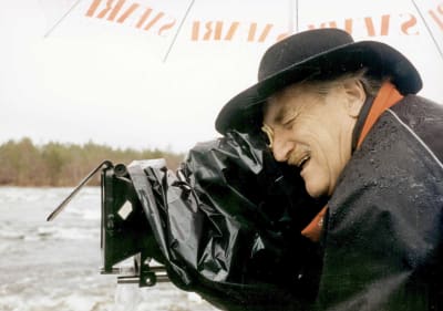 Åke Lindman tarkastaa kuvaa kameran etsimestä Lapin kullan kimalluksen kuvauksissa.