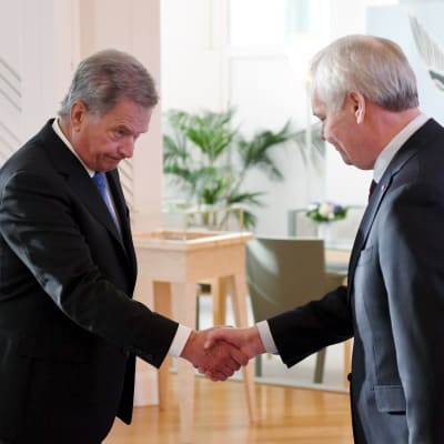 Sauli Niinistö och Antti Rinne skakar hand. 