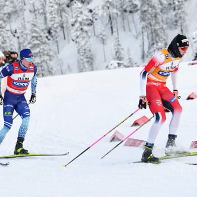 Iivo Niskanen jagar Johannes Hösflot Kläbo.