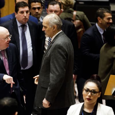 Rysslands FN-ambassadör Vassilij Nebenzea (till vänster) talar med Syriens FN-ambassadör Bashar al-Ja'afari den 23 februari då säkerhetsrådet försökte enas om en resolution om vapenvila i Syrien.