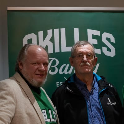 Tre män med Akilles bandyskjortor.