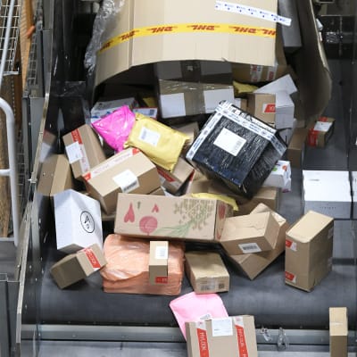 En massa postpaket som väntar på att bli hanterade.