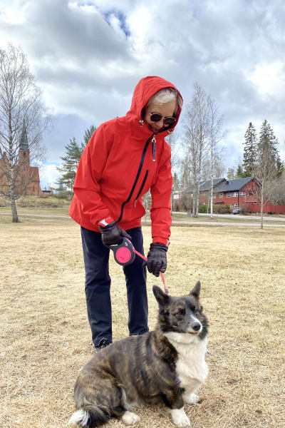 Kvinna med hund i koppel