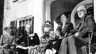 Svartvit bild av den norska kungligheternas besök hos Franklin D Roosevelt 30 april 1939.