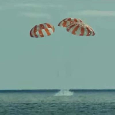Här landar rymdkapseln Orion i Stilla havet klockan 19.40 finsk tid den 11 december 2022.