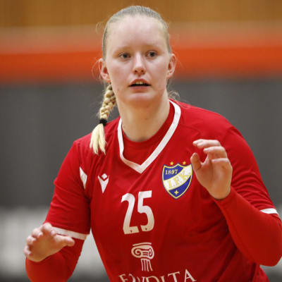 Emma von Nandelstadh spelar handboll.