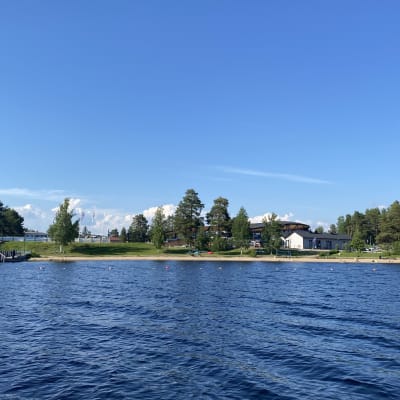 Sotkamon Hiukan uimaranta kuvattuna järveltä päin.