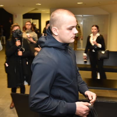 Eppu Torniainen anländer till rätten 21 december 2016.