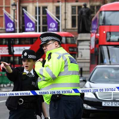 Polisen spärrar av trafik efter en terrorattack i centrala London.