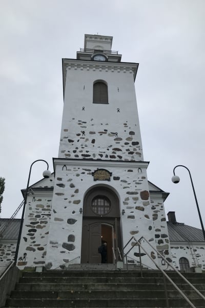 Kuoipio domkyrkas ingång och torn i höstgråa färger.