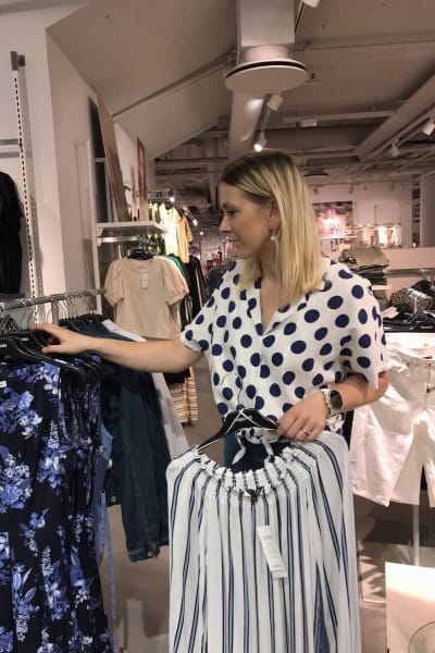 Mikaela Kosk shoppar kläder.