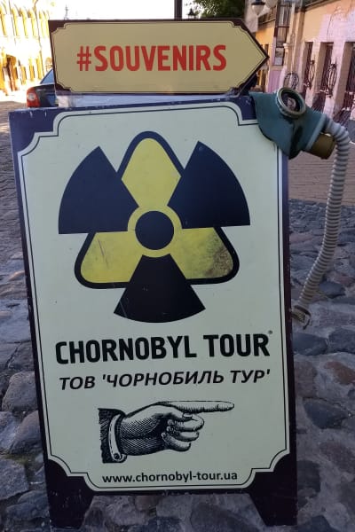 Skylt i Kiev som lockar med guidad tur till Tjernobylområdet.