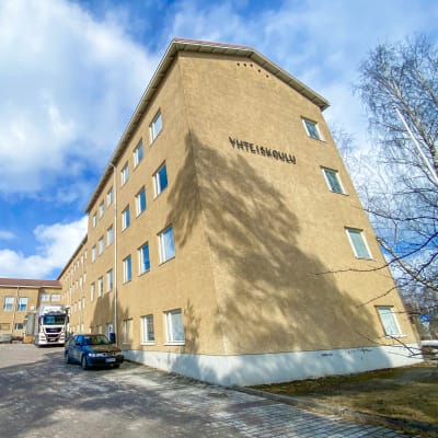 Hämeenlinnan yhteiskoulun Hätilän yksikön piha.
