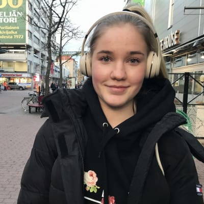 Emilia Koikkalainen katsoo kameraan Porin kävelykadulla.
