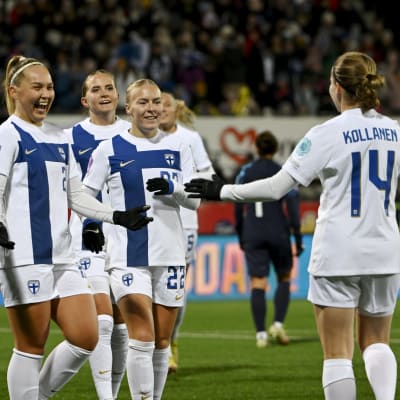 Helmareiden Oona Sevenius, Ria Öling ja Jutta Rantala juhlivat Heidi Kollasen (#14) maalia.