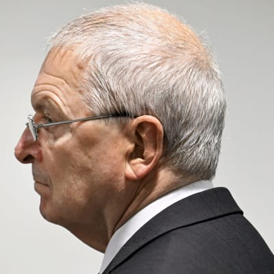 En äldre man i profil, i grått kortklippt hår. 