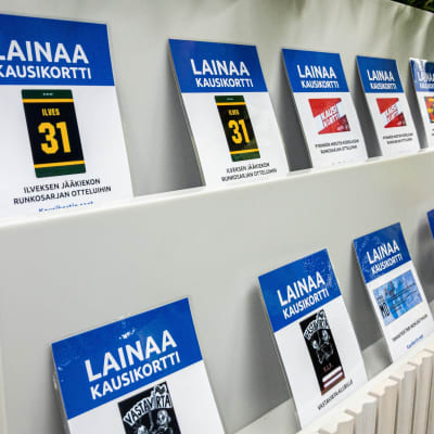Kausikortteja Tampereen pääkirjasto Metson aulassa.