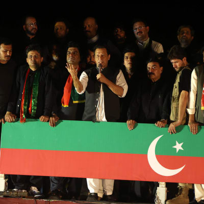 Pakistanske politikern och före detta cricketspelaren Imran Khan talar till publik.