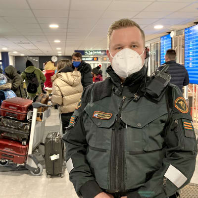 Gränsbevakare med munskydd, Rovaniemi flygplats