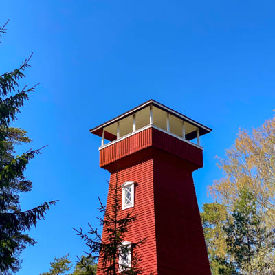 Vehoniemen punaiseksi maalattu näkötorni kuvattuna aurinkoisena kevätpäivänä.