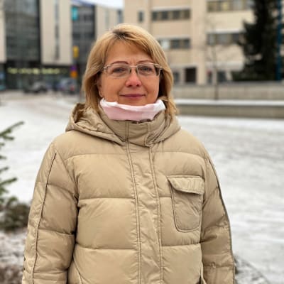 Ukrainalainen Natalia Zahorodnia seisoo beigessä talvitakissa Oulun keskustassa ja katsoo kameraan.
