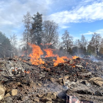 Rauniot tulessa. Rojua ja hiiltä.