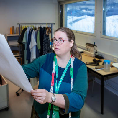 Espoolainen Suvi Virtanen on töissä Kierrätyskeskuksessa. 