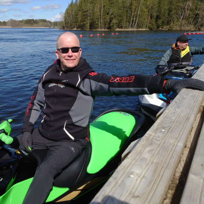 Niklas Hornborg istumassa vesijetissä Virtakiven vierassatamalla Kouvolan Voikkaalla.