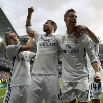 Luka Modric, Sergio Ramos och Cristiano Ronaldo firar ledningsmålet.