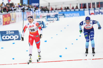 Johaug och Pärmäkoski åker sida vid sida. 