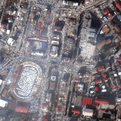 Satellitbild av staden Kahramanmaraş i Turkiet efter jordbävningen.