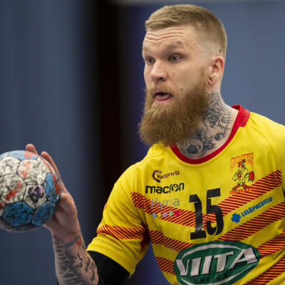 Teemu Tamminen i farten i den första handbollsfinalen 2019.