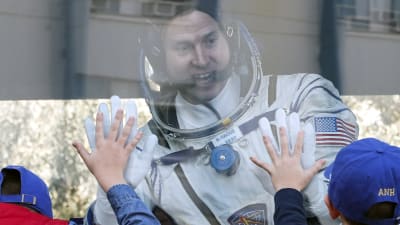 Nick Hague vinkar av barn inför starten mot ISS den 11.10.2018