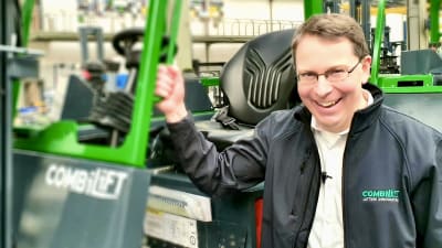 En energiskt glad Martin McVicar vid en av de gaffeltruckar hans företag Combilift producerar.