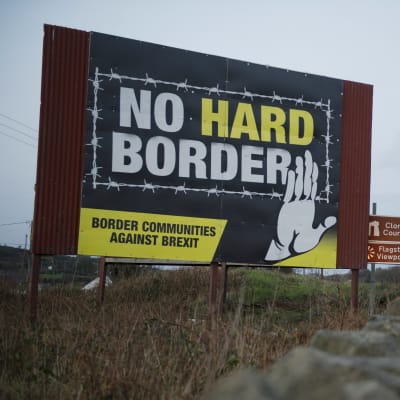 En anti-brexitkampanjskylt vid en vägren som motsätter sig en så kallad hård gräns mellan Irland och Nordirland.