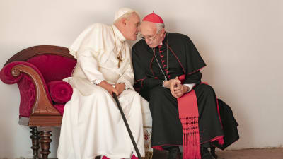 Påvar emellan. Anthony Hopkins och Jonathan Pryce är bägge nominerade. för The Two Popes.