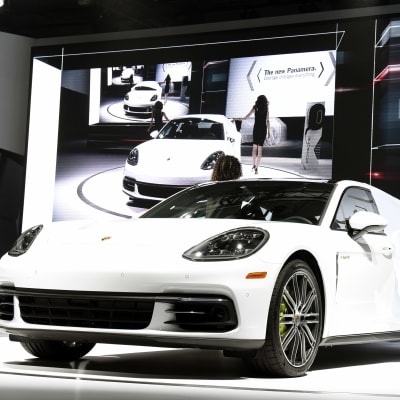 En vit Porsche Panamera visas upp på LA Auto Show i november 2016.