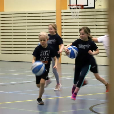 6-9-åringar spelar basket i Savonlinna.
