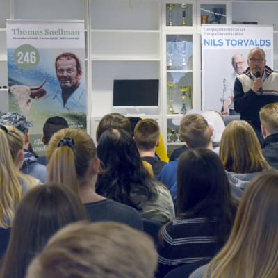 Valdebatt i Korsholms gymnasium, Nils Torvalds (SFP) talar.