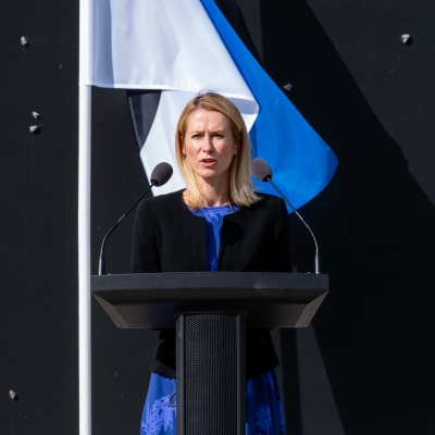 Kaja Kallas håller tal framför Estlands flagga på den europeiska minnesdagen för stalinismens och nazismens offer.