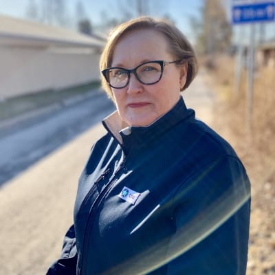 Maanpuolustusnaisten liiton Pirkanmaan piirin puheenjohtaja Elina Paukkunen katsoo kameraan, kevätauringon paistaessa.